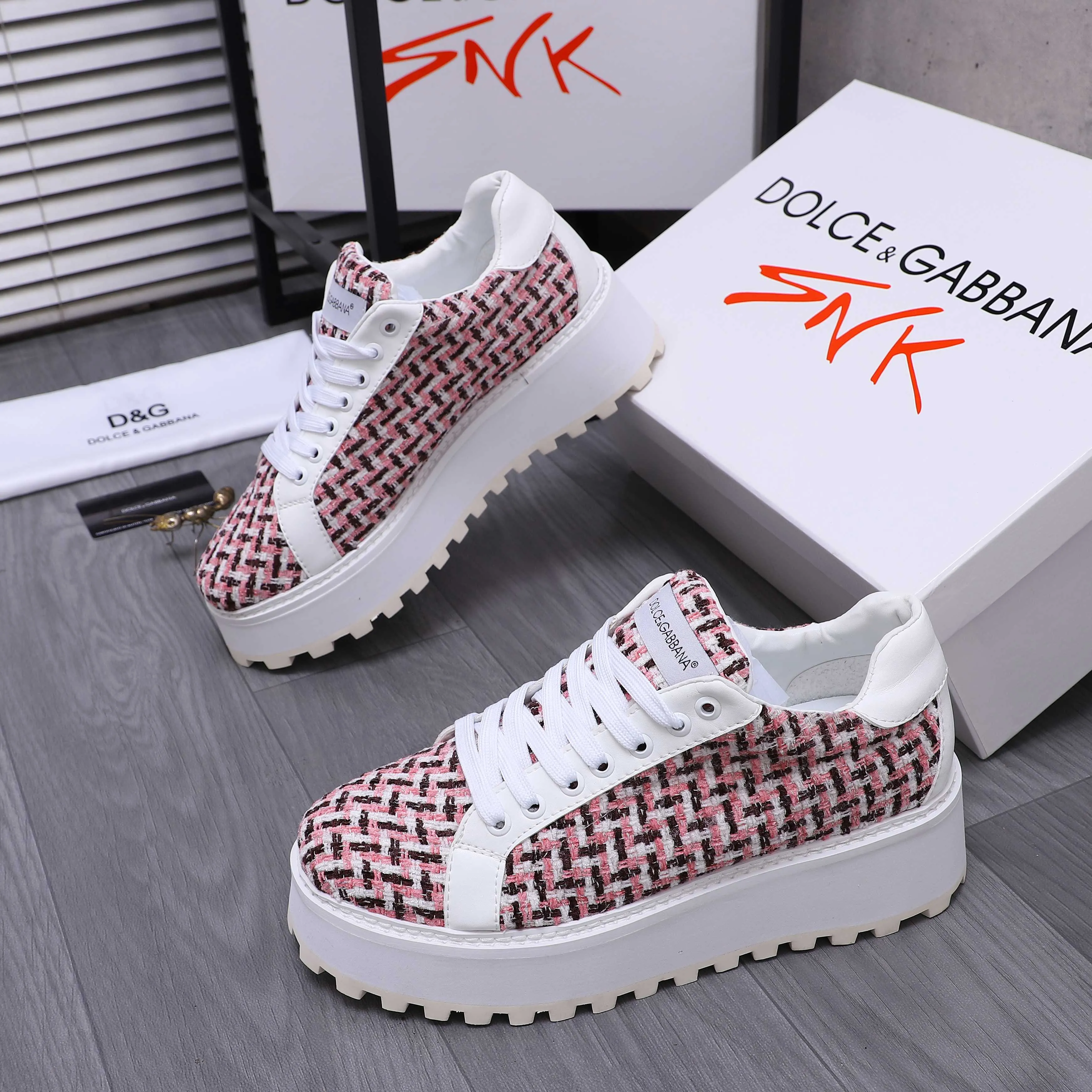 Men's shoes 💰442 Product trademark: DG (Dolce & Gabbana) casual shoes for couples. Regular size: 36-46 (45.46 is custom-made and non-returnable). Product material: Selected terry stitching cowhide upper, leather lining, cowhide insole, non-slip rubber outsole